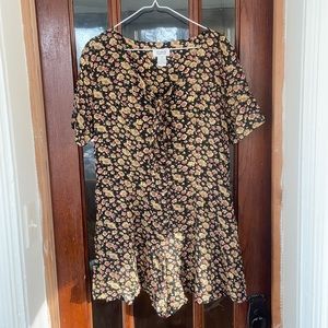 Vintage floral romper, Size L, fits women’s size 10-12, buttons to close w/ tie